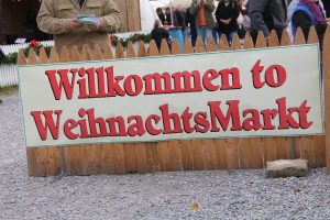 A sign that says welcome to weihnachtsmarket